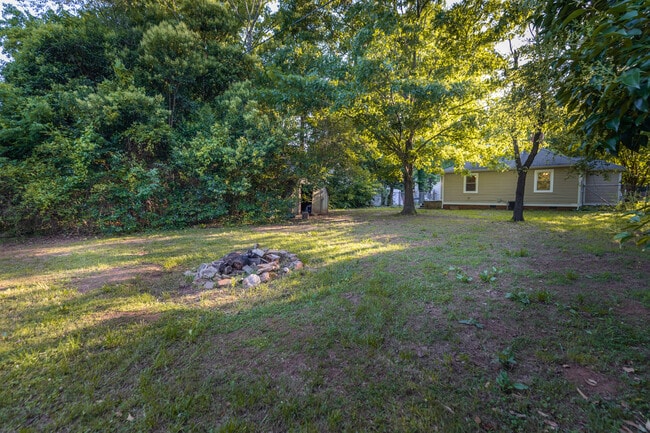 Building Photo - 2111 Highland St