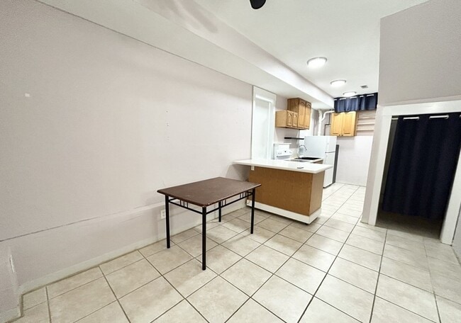 Building Photo - 29 Iroquois St