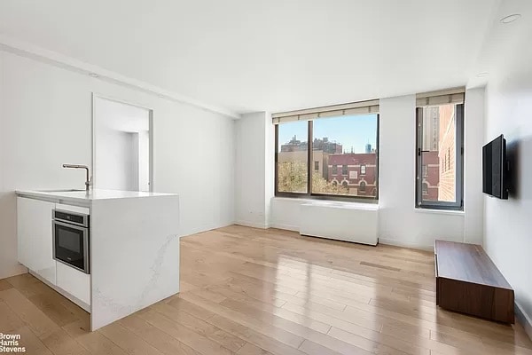 Building Photo - 270 W 17th St