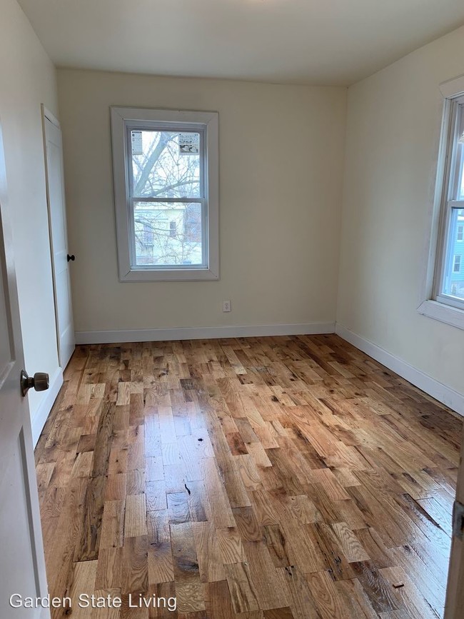 Building Photo - 3 br, 1 bath Apartment - 333 Summer Avenue