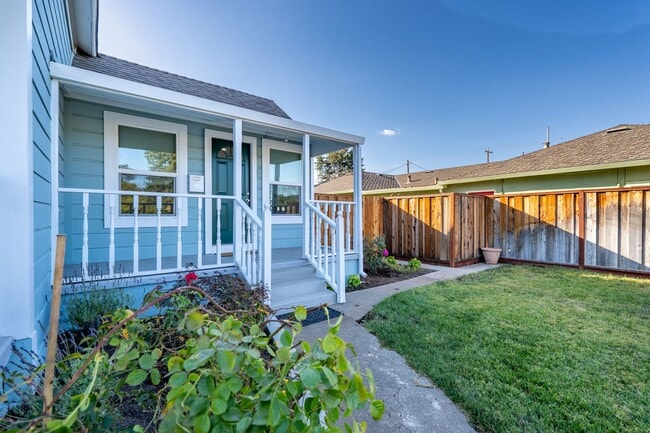 Building Photo - Upgraded 2 bedroom with yard! Lovely Amenties