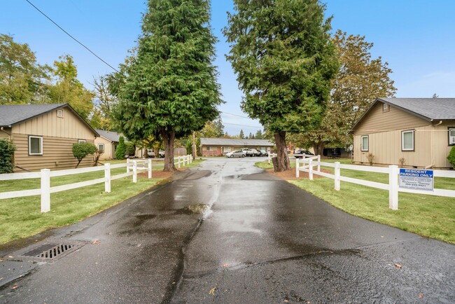 Building Photo - Cottonwood Court