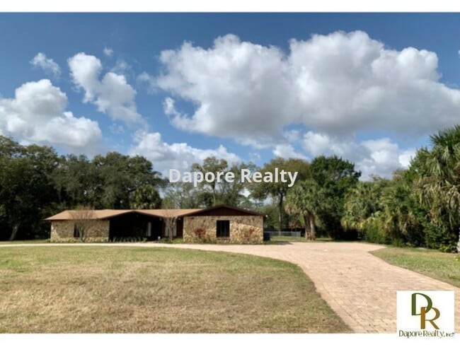 Foto del edificio - Large 4 Bedroom with NEW Flooring, Oversized Lot