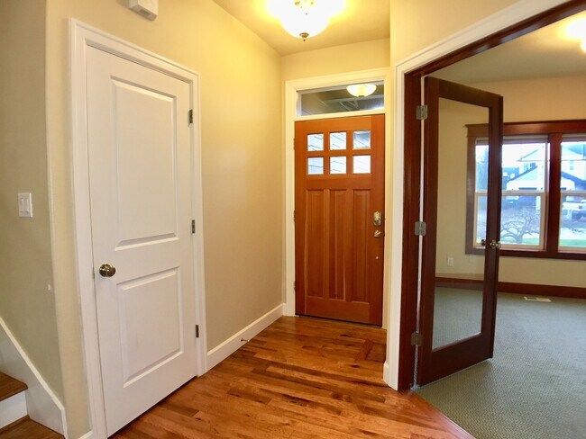 Foto del edificio - Stunning 3BD  Lake Shore Home with Office and Loft Area!  Gorgeous Finishes!