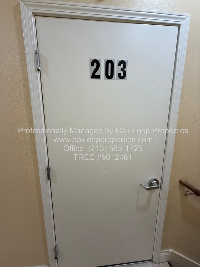 Photo - 2724 Crossview Dr Apartment