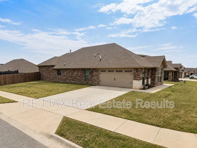 Building Photo - 511 Melrose Pl