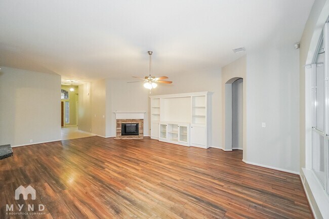 Foto del edificio - 818 Cypresswood Bend