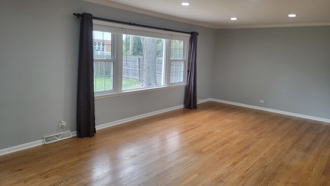 Building Photo - 308 Tamarack Ave