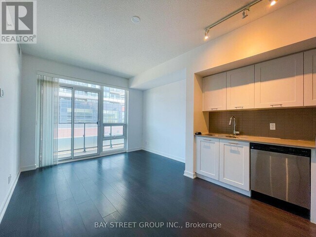Photo du bâtiment - 2212 Lake Shore Blvd W