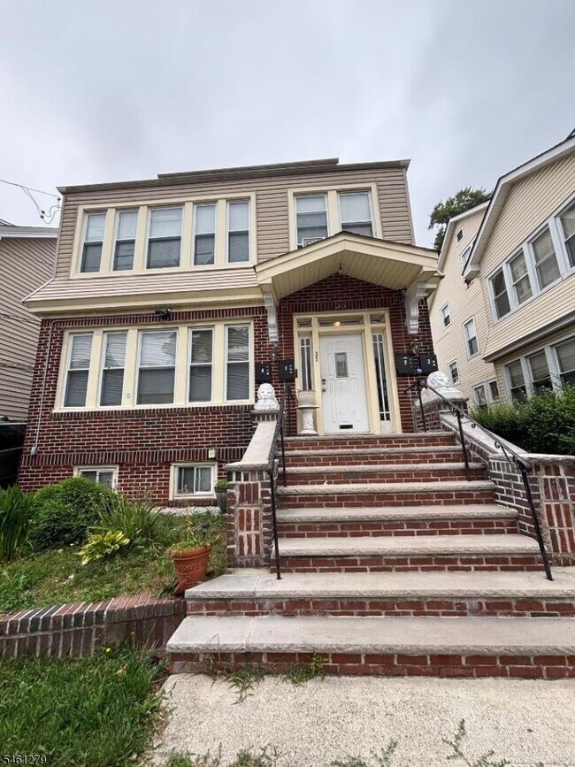 Building Photo - 35 Monticello Ave