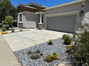 Building Photo - 817 Cosmos Dr