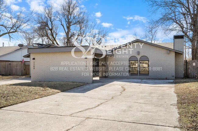 Foto del edificio - *COMING 7/9/2026!*  Beautiful 3 Bed/2 Bath Duplex Less Than 1 Mile from Campus!