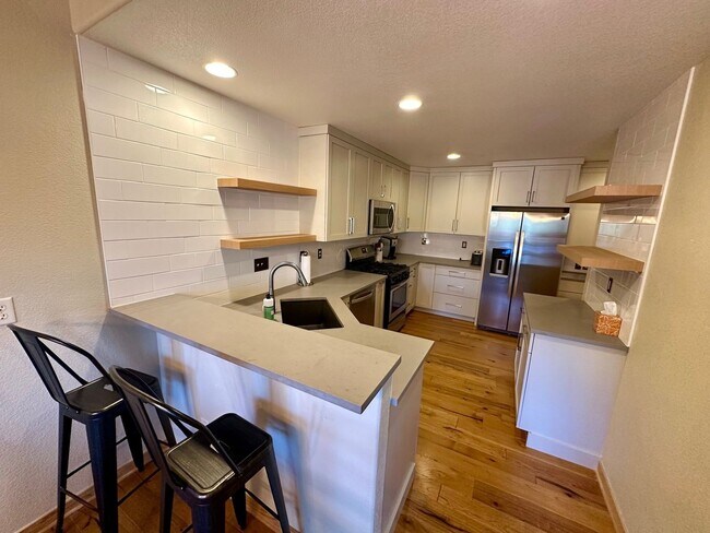 Foto del edificio - 4BD Duplex - Premium Location, Lots of Space, Nice Finishes