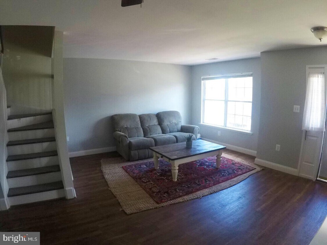 Foto principal - 8702 Village Green Ct