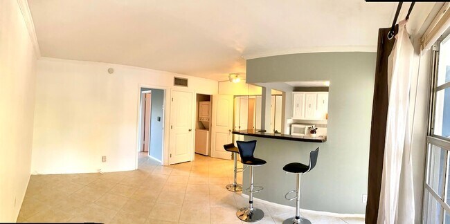 Foto del edificio - 1407 NE 56th St