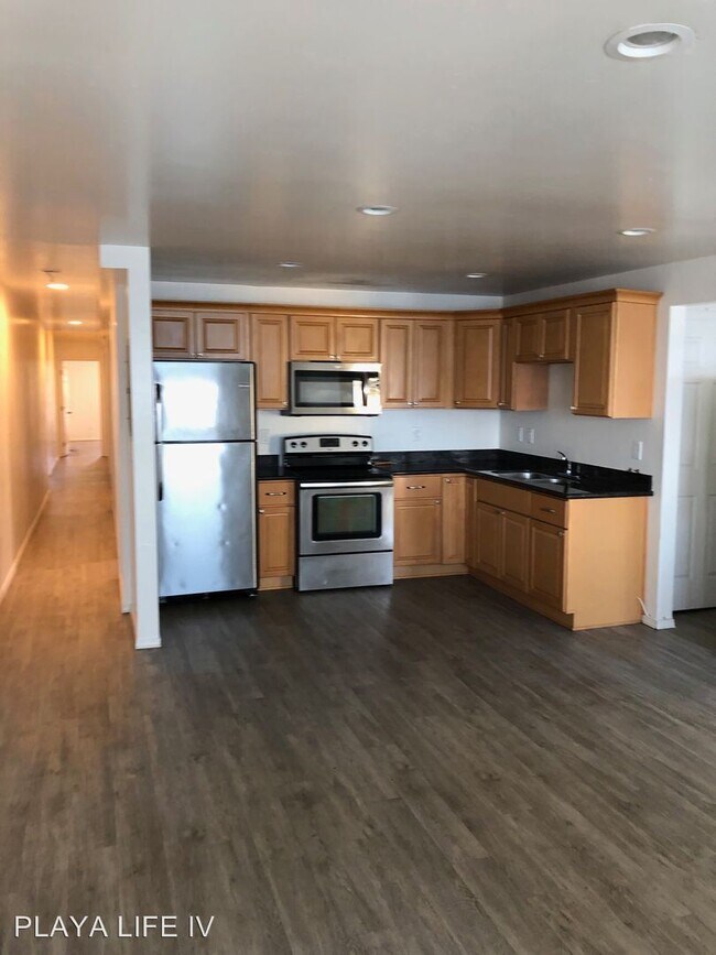Building Photo - 6 br, 4 bath Room For Rent - 6647 Del Playa