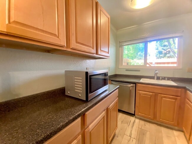 Building Photo - Charming 2-Bedroom Townhouse in Fremont - ...