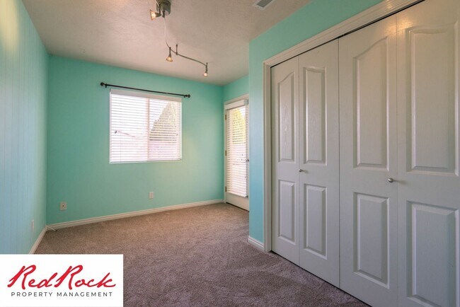 Foto del edificio - 5 Bedroom Pet Friendly Home!