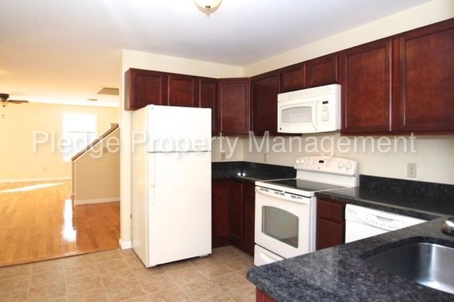 Building Photo - 202 River View Ln