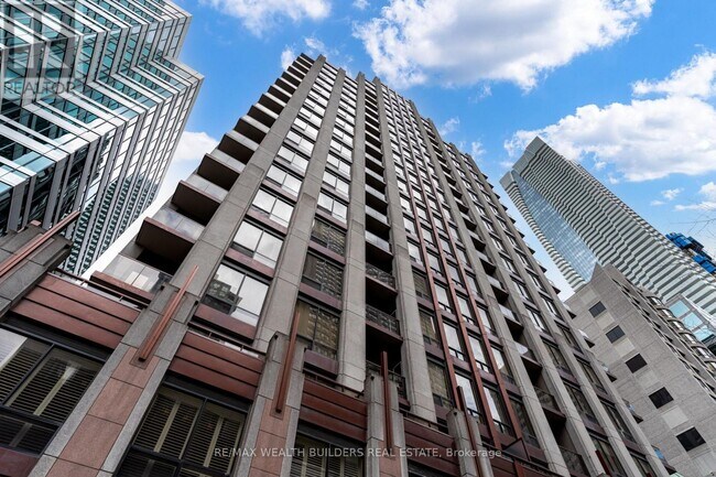 Photo du bâtiment - 85 Bloor St E