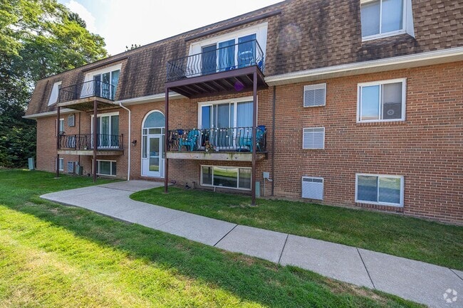 Building Photo - Royal Villa Apartments