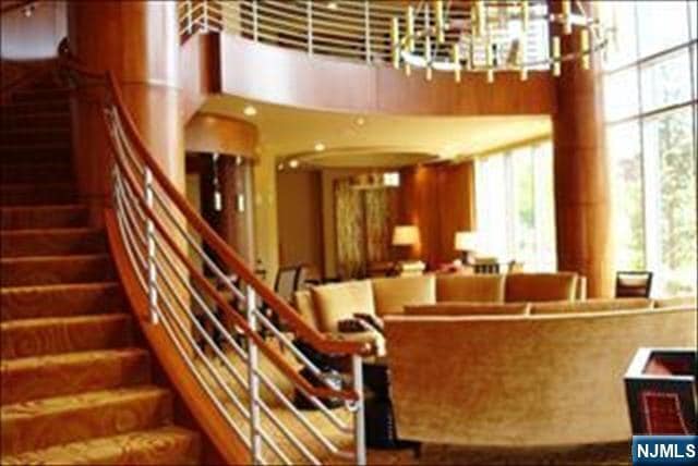 Foto del edificio - 8100 River Rd