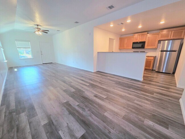 Building Photo - AVAILABLE NOW! (SECTION 8 ACCEPTED)