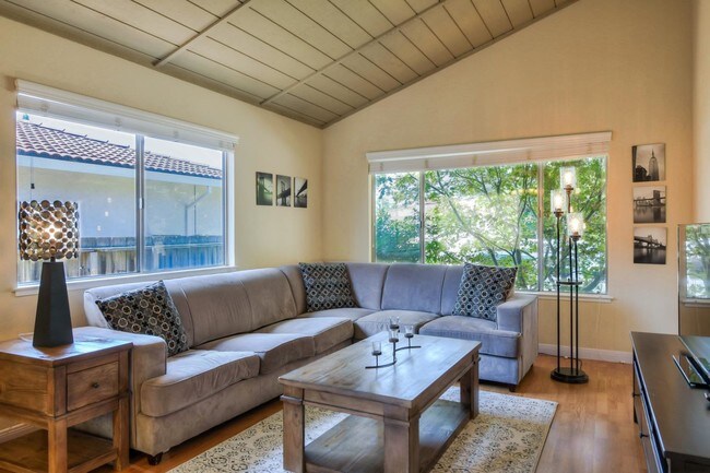 Building Photo - 492 Nuestra Ave