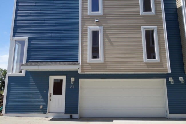 Building Photo - 2908 151 Av NW