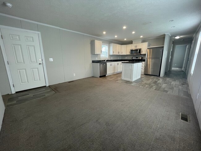 Building Photo - 16185 Notre Dame St