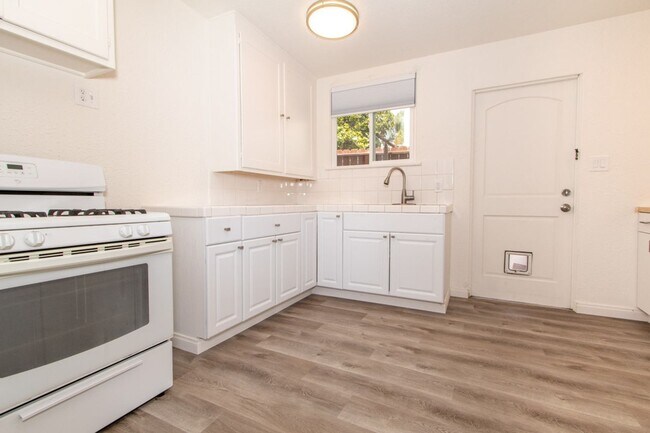 Foto del edificio - Refreshed 2 Bed/1 Bath in the Heart of Pacific Beach- Close to the Beach + Bay! REDUCED DEPOSIT $...