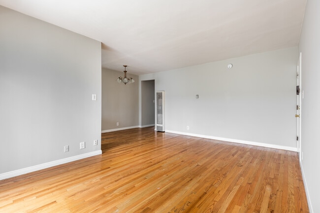 Building Photo - 1051 S Cochran Ave