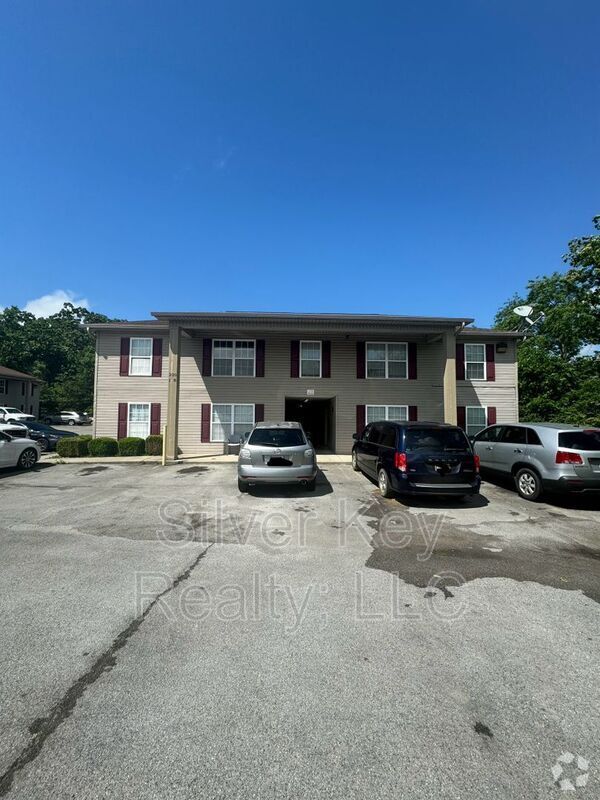 Building Photo - 220 Willow Creek Drive