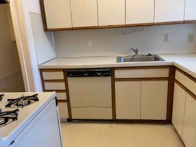 Photo - 2 bedroom 1 bath close to freeways and sho... House