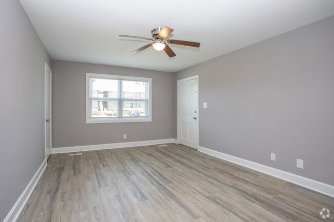 2BR, 1BA - 916SF - Living Area - Briarcliff Apartments