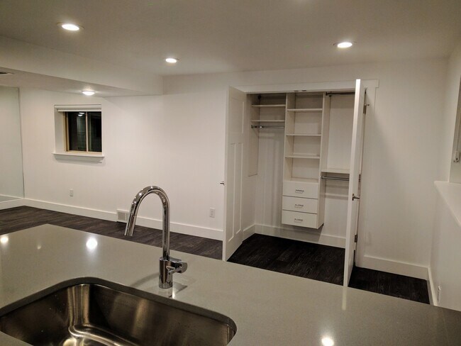 Building Photo - Beautiful contemporary basement Studio in ...
