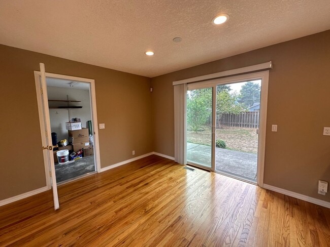 Building Photo - Perfect 4 Bed 2 Bath w/ Finished Basement ...