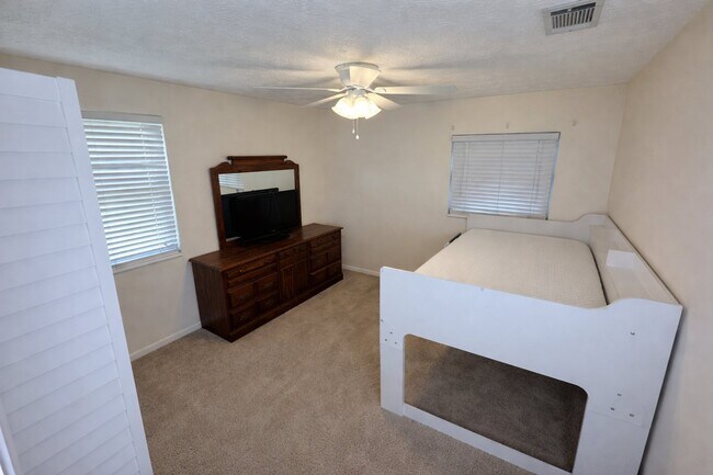 Foto del edificio - 8229 Frost St N