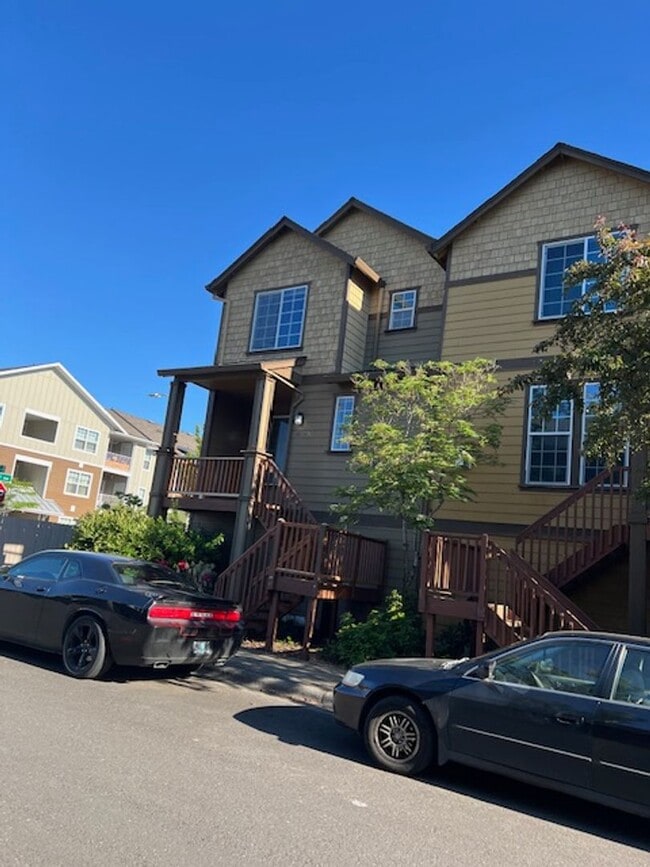 Building Photo - Craftsman Style Townhouse - 3 bedroom, 2.5 bath w/ Bonus Room - Attached Double Garage