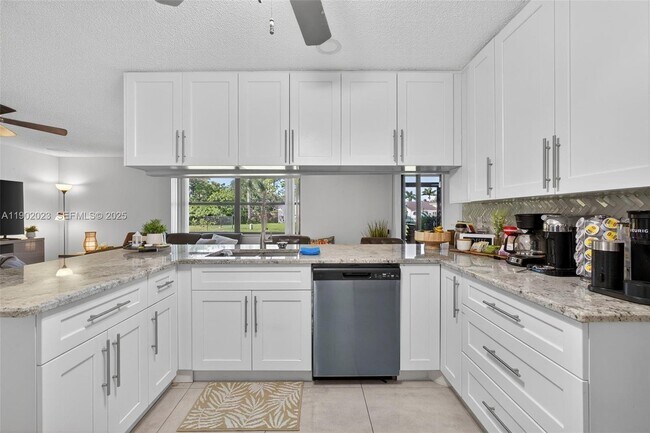 Foto del edificio - 100 Miramar Ave