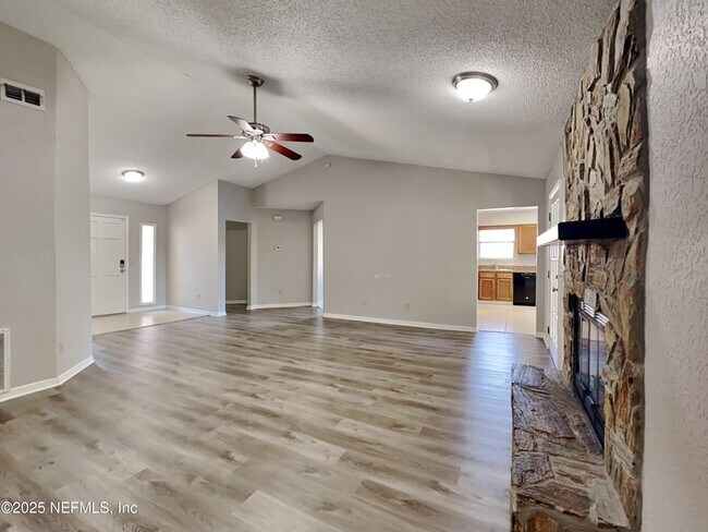 Foto del edificio - 7058 Star Rush Dr