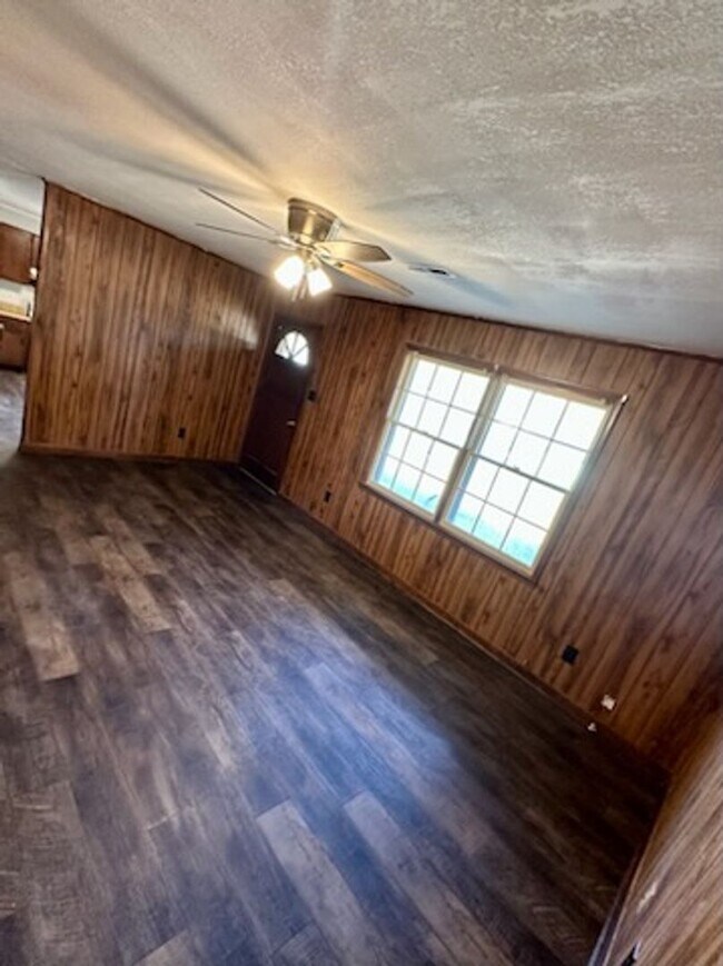 Building Photo - 10 Glenda Drive