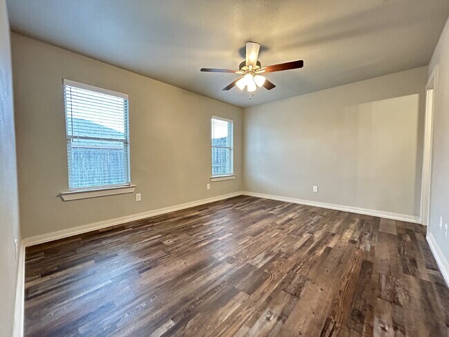 Foto del edificio - Stunning Duplex in Shallowater!