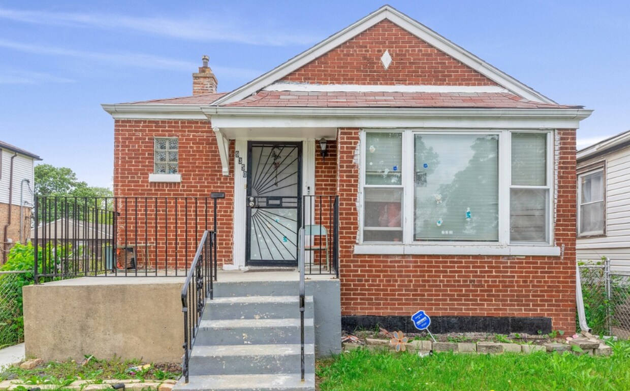 Primary Photo - Renovated and Spacious 5-bedroom, 2-bathro...