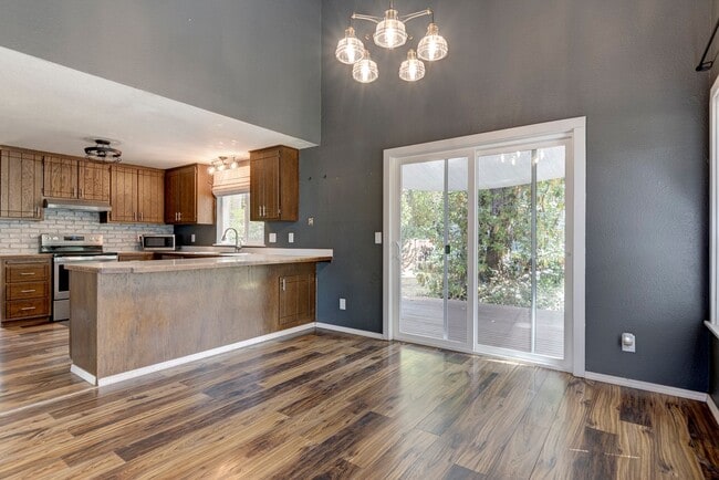 Building Photo - Charming 3 Bed, 2 Bath Home on a Quiet Street