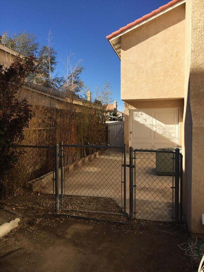 Foto del edificio - 5 BEDROOM, 2 STORY,SPACIOUS VICTORVILLE HOME! NEAR MALL!