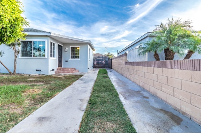 Photo - 930 W 130th St House