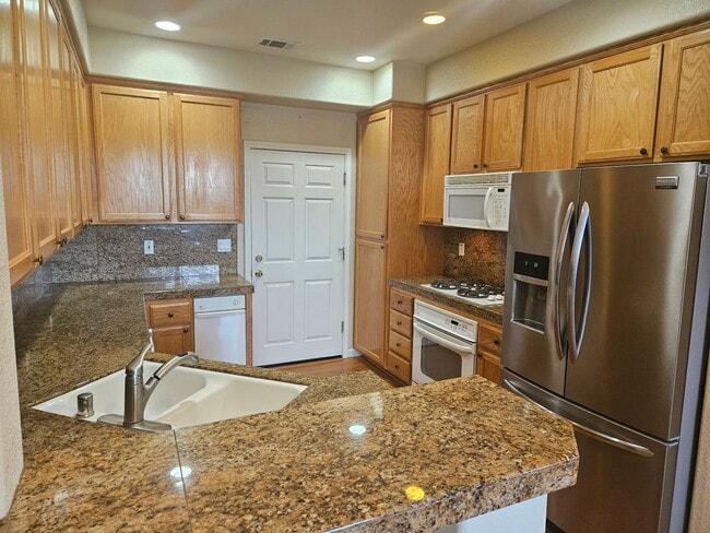 Building Photo - Beautiful 3 bedroom, 2 1/2 bath for rent n...