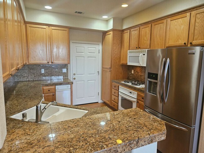 Foto del edificio - Beautiful 3 bedroom, 2 1/2 bath for rent n...