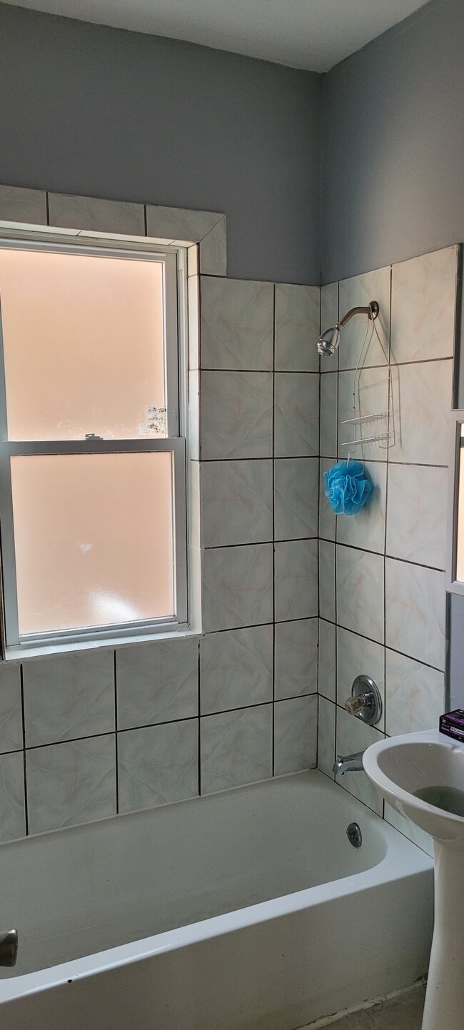 baño del segundo piso - 653 N Christiana Ave